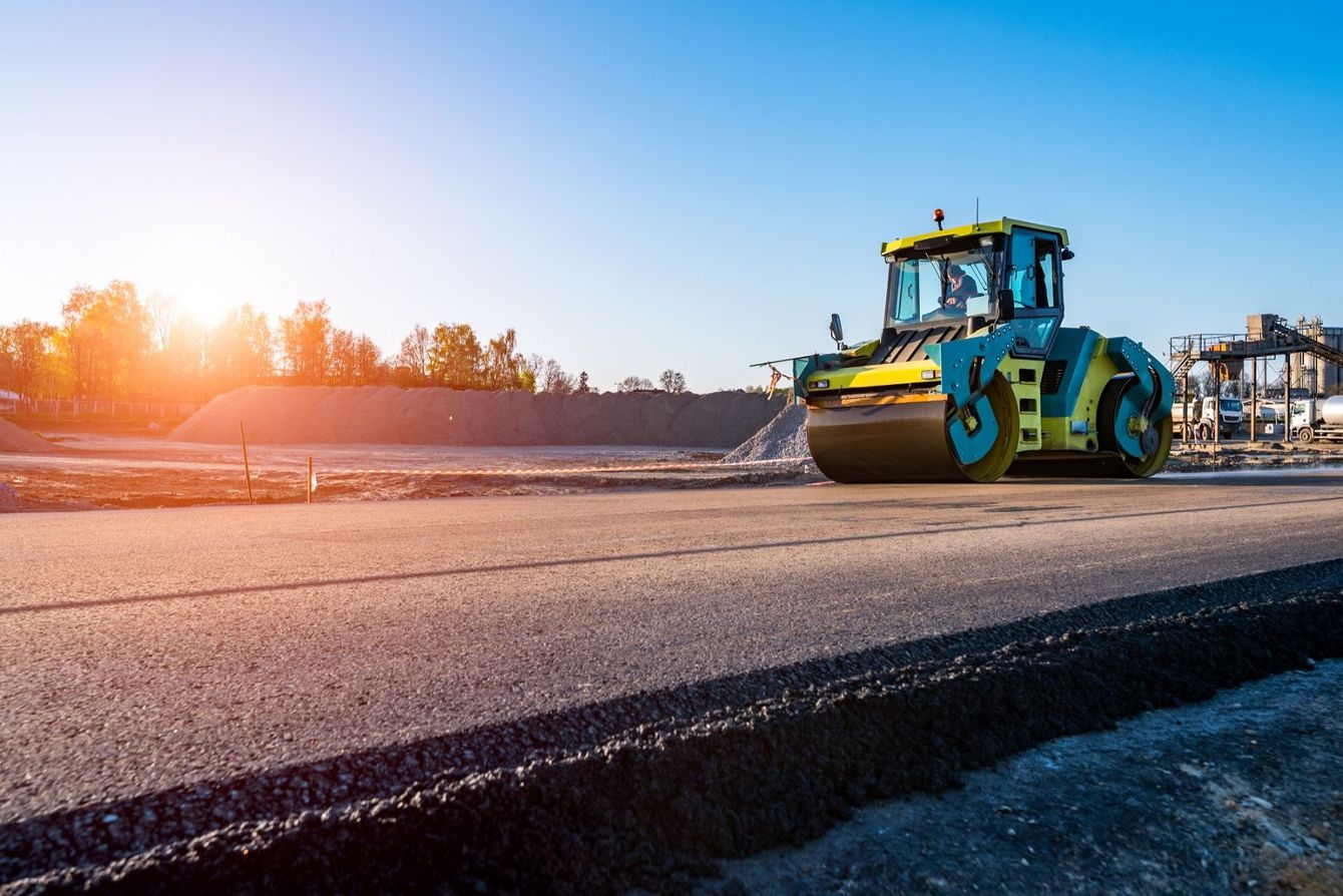 operai durante il rifacimento di una strada