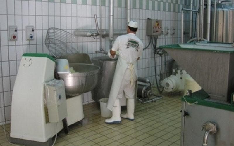 casaro che lavora in un caseificio