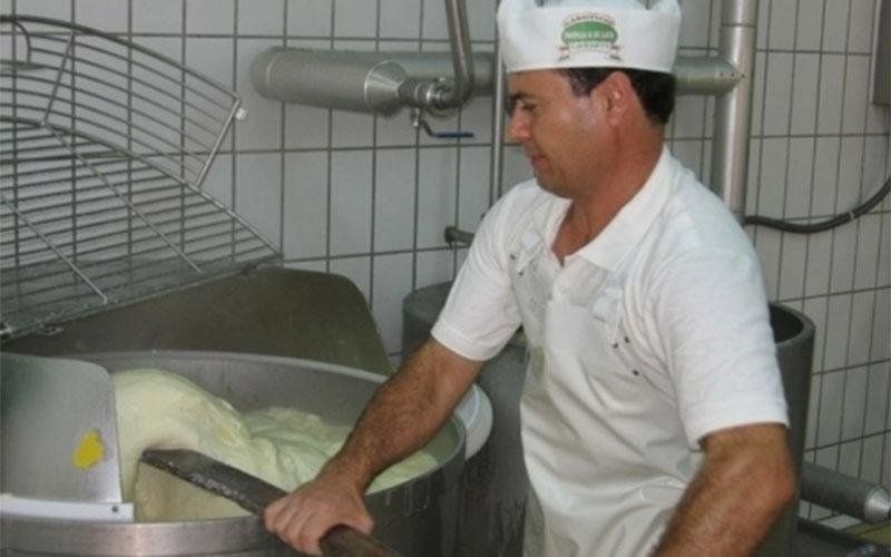 Fase di coagulazione della mozzarella