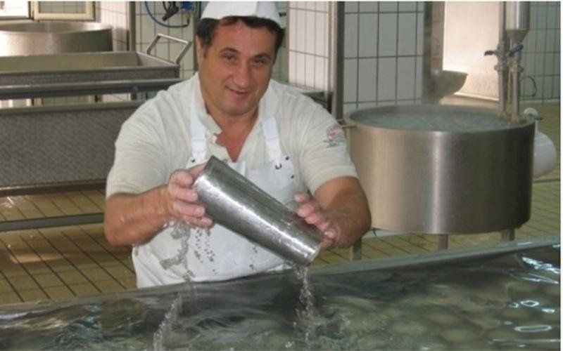Scolatura manuale di mozzarelle