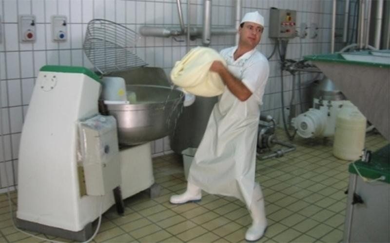 Casaro durante la lavorazione a mano di una provola