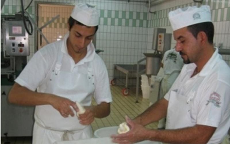 Filatura a mano della mozzarella
