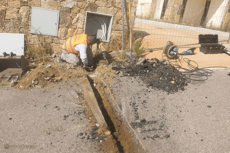 operaio durante degli scavi per il passaggio delle tubazioni