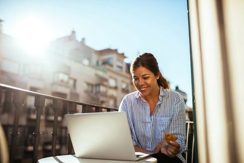 Tenant pays her rent online