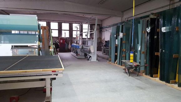 tavolo in cristallo in sala riunioni