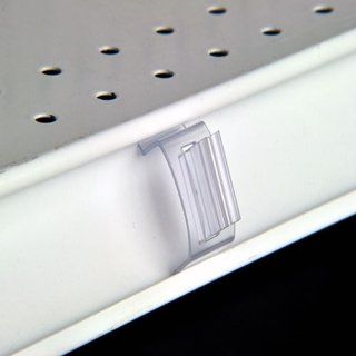 Clip de estante de plástico transparente fijado a un estante blanco, visto de cerca.