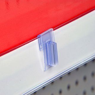 Señalador de estante de plástico transparente fijado a un borde de estante rojo.