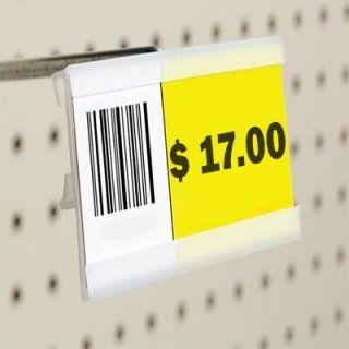 Etiqueta de precio con código de barras que muestra $ 17,00 sobre fondo amarillo, sujetada a una barra de exhibición.
