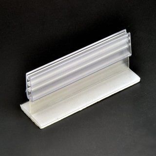 Portaetiquetas para estante de plástico transparente sobre base blanca.
