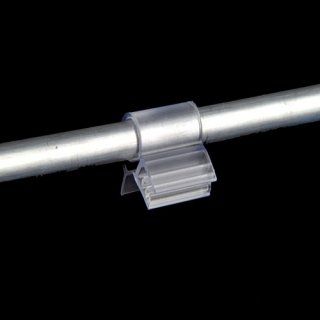 Clip de plástico transparente que sujeta un cable contra un poste de metal.