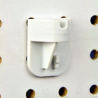 Gancho de plástico blanco para tablero perforado insertado en un tablero perforado blanco.