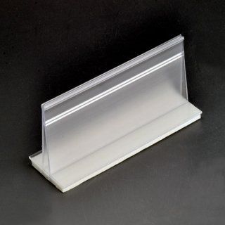 Porta carteles de plástico transparente con base blanca, en ángulo sobre una superficie oscura.