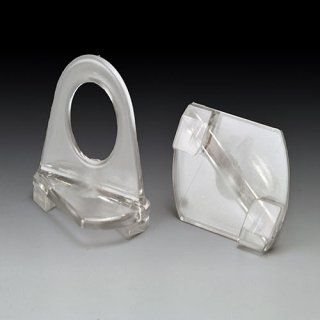 Dos soportes de plástico transparente, una de ellas con abertura ovalada, sobre un fondo gris degradado.