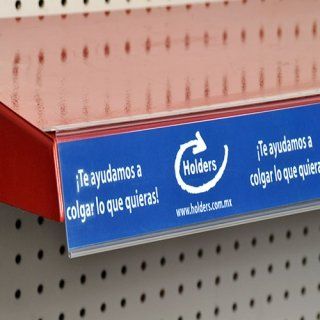 Letrero azul y blanco sobre estante rojo, texto en español: 