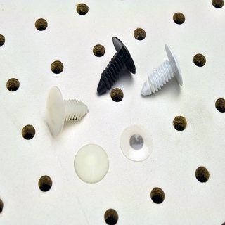 Tres tornillos  para exhibidores para colocar a presión, de plástico.