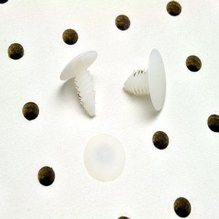 Tres tornillos  para exhibidores para colocar a presión, de plástico.