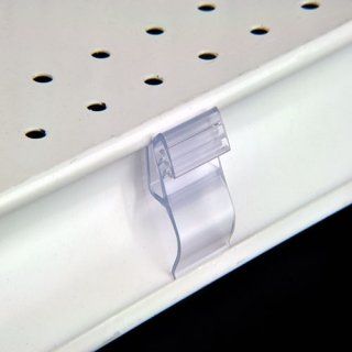 Porta carteles de plástico transparente fijado a un estante blanco.