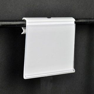 Porta carteles de plástico blanco fijado a una barra de metal negra.