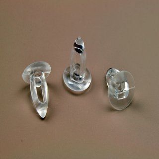 sujetador o clip de plástico de presión (también conocido como plastic push-in fastener en inglés) utilizado para asegurar paneles, estantes u otros elementos en orificios perforados.