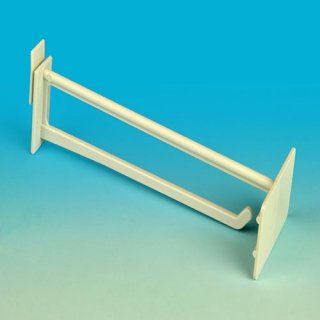 Soporte de estante de plástico blanco con varilla, en ángulo sobre un fondo degradado azul.
