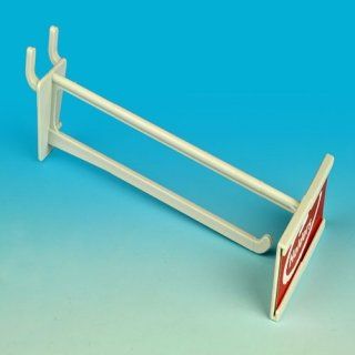 Estante perforado de plástico blanco con letrero rojo y blanco.