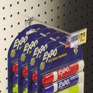 Marcadores de borrado en seco Expo en un paquete colgado en el estante de una tienda con una etiqueta con precio.