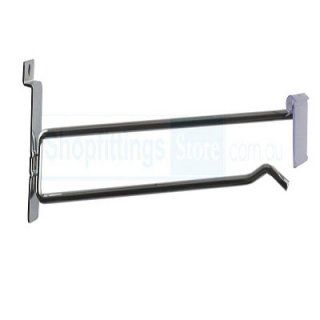 Gancho de metal cromado para colgar artículos.