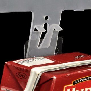 Estante con cartel de plástico transparente que contiene una caja de jugo roja.