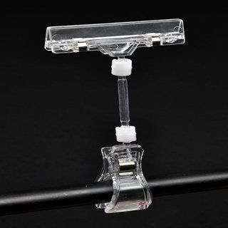 Porta carteles de plástico transparente con clip superior, vástago ajustable y clip inferior, unido a una varilla oscura.