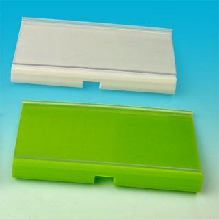 Dos portaetiquetas rectangulares: uno blanco y otro verde. Ambos tienen una tira de plástico transparente en la parte superior y una ranura en la inferior.