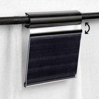 Porta carteles negro con clip fijado a una varilla, mostrado en uso.