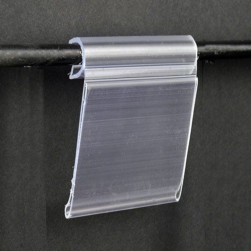 Porta carteles de plástico transparente fijado a una barra de metal negra.