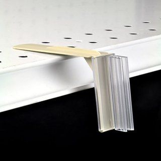 Porta carteles de plástico transparente fijado a un estante blanco, utilizado para mostrar precios o información del producto.
