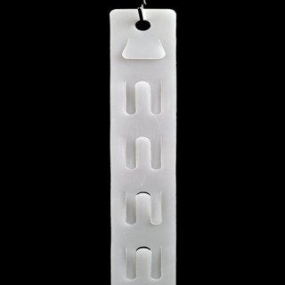 Tira de merchandising de plástico blanco con múltiples ganchos, colgada sobre un fondo negro.