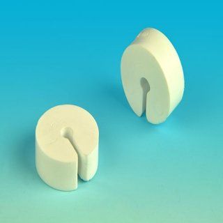 Dos aisladores de tubería de cerámica blanca con ranura, sobre fondo azul.