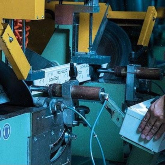 Tecnico effettua un controllo elettronico
