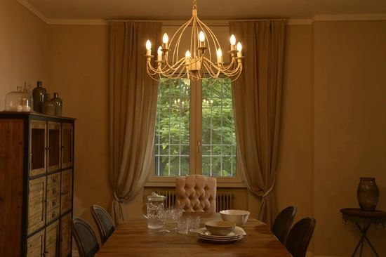 Sala da pranzo con lampadario