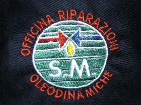 uno stemma cucito con scritto officina riparazioni oleodinamiche
