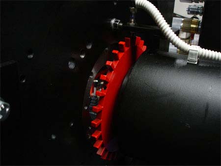 un tubo nero e un disco rosso dentato
