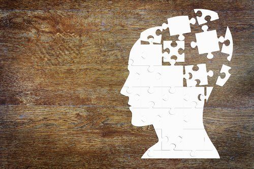 pezzi di puzzle a forma di testa scomposti