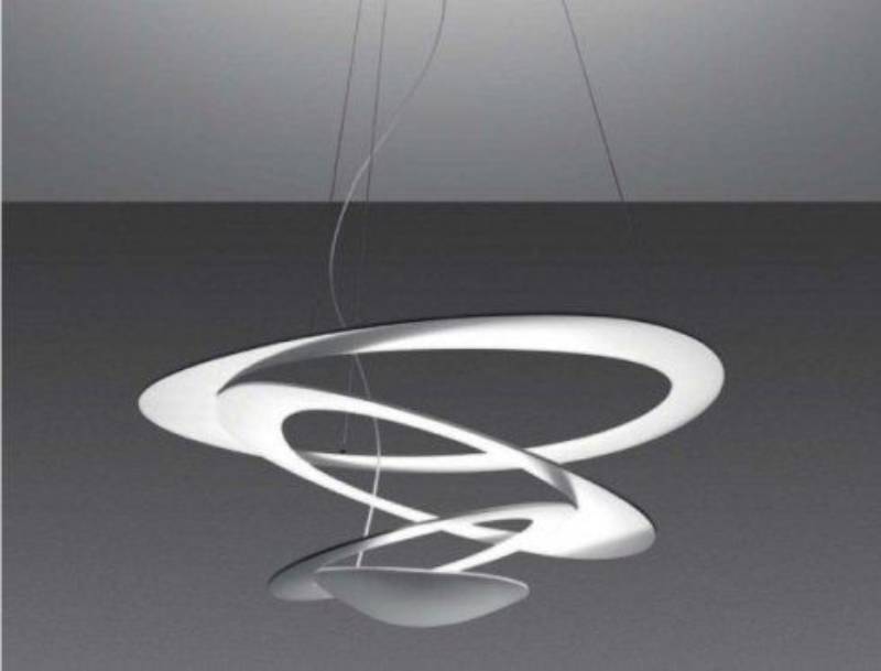 Lampadario a sospensione orbitale bianco, moderno, appeso al soffitto.