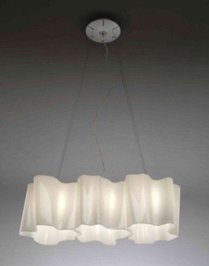 Lampadario a sospensione in tessuto bianco arricciato appeso al soffitto.