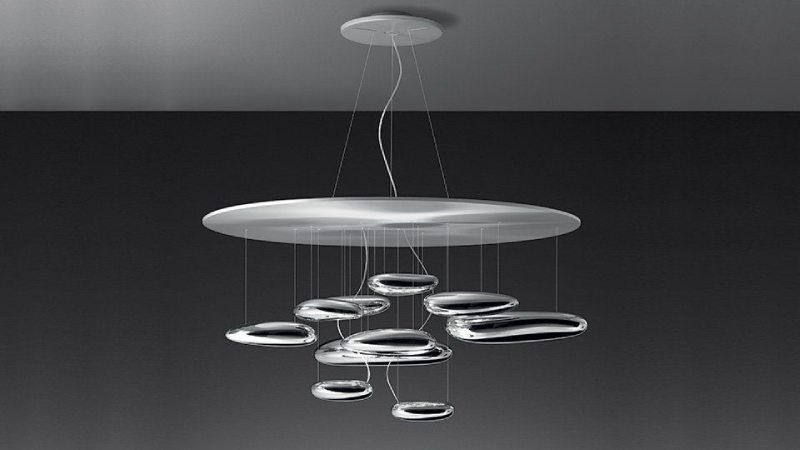Lampadario moderno color argento con più luci oblunghe pendenti.