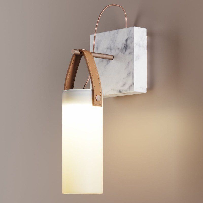 Moderna applique da parete con base in marmo, cinturino in pelle e paralume in vetro smerigliato, che diffonde una luce calda.