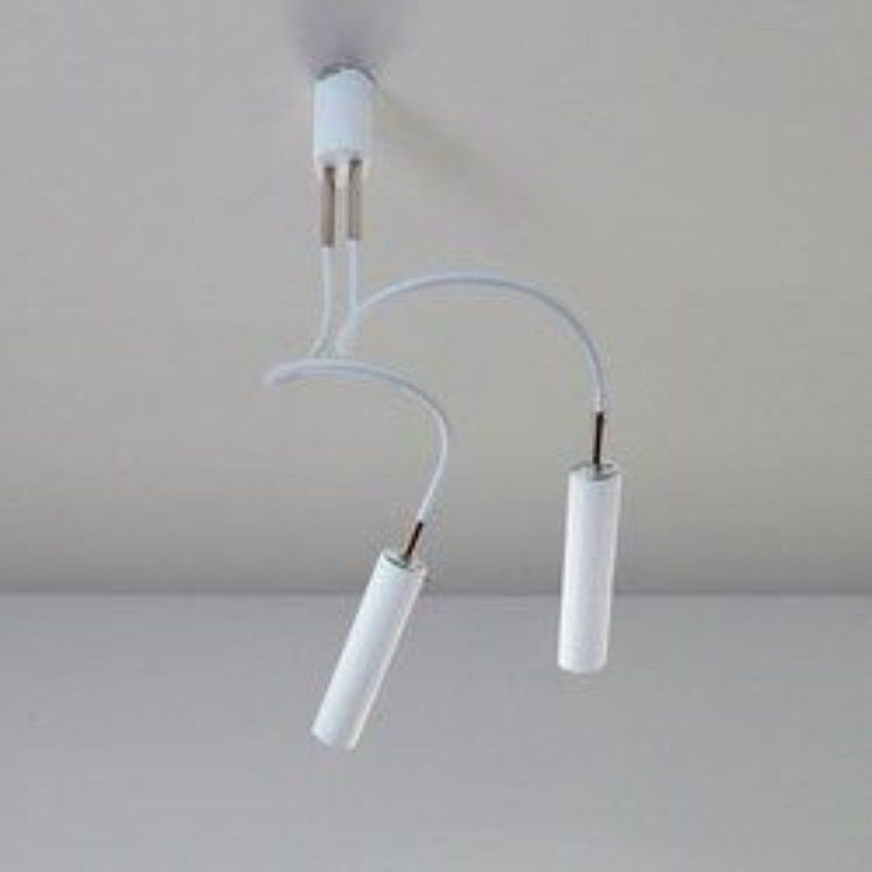 Lampada da soffitto bianca con due faretti cilindrici.