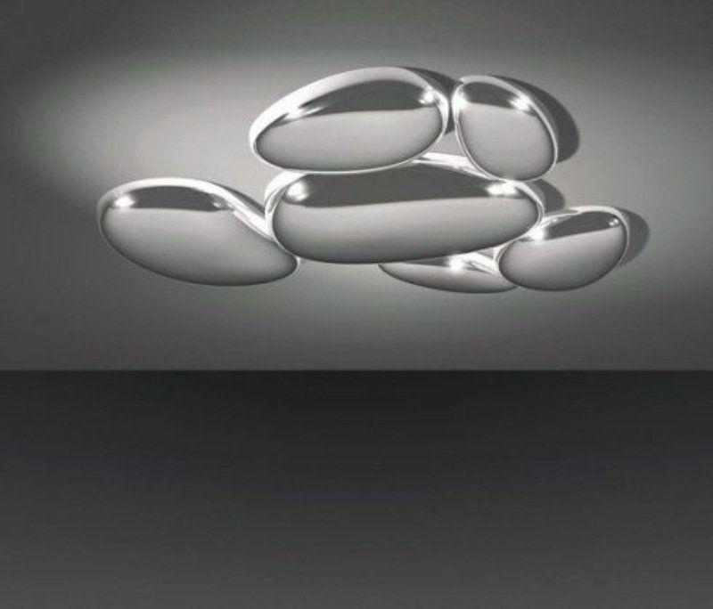 Lampada da soffitto cromata che ricorda ciottoli lisci e impilati.