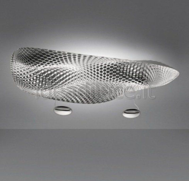 Moderna lampada da soffitto color argento con paralume decorato e due faretti circolari sospesi.