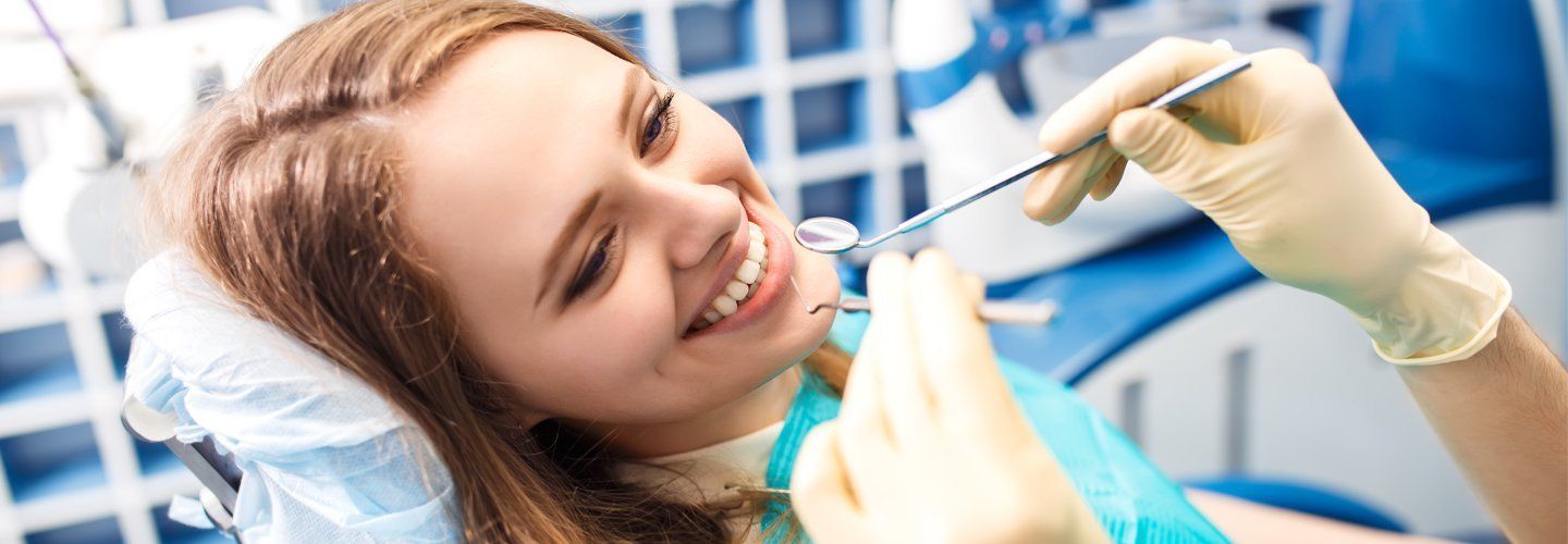 ragazza durante una visita dal dentista