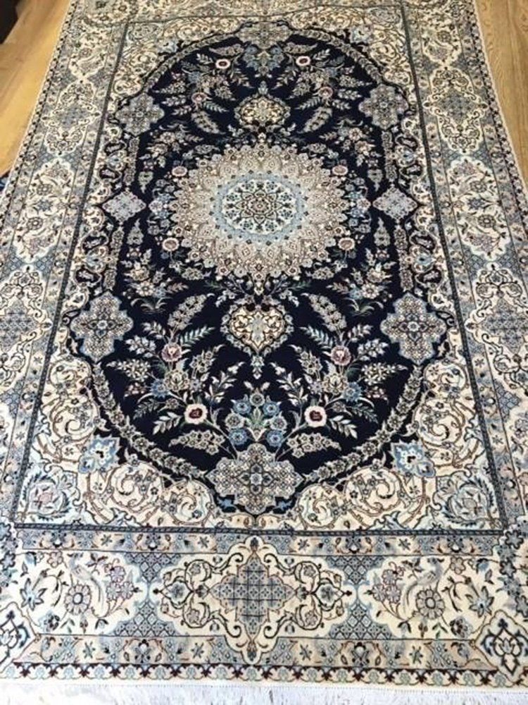 tappeto bianco e nero
