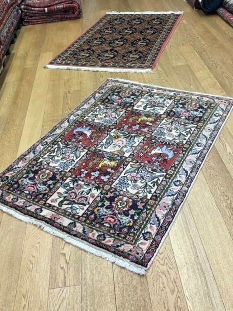 tappeto con decorazioni quadrate